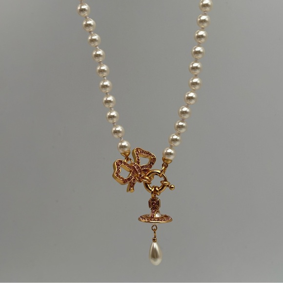 Elegant Pearl Necklace with Gold Accents - Picture 6 of 7